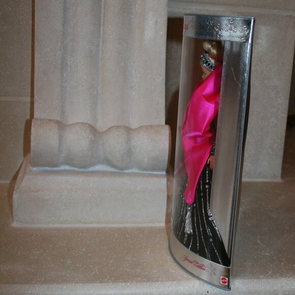 1998 Happy Holidays Barbie - Picture 6 of 11